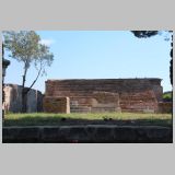 1054 ostia - regio v - insula xi - tempio collegiale v,xi,1 - altar und treppen zum tempel - 2016.jpg